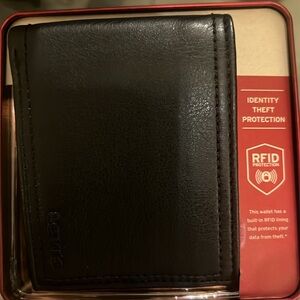 Brand new Levi’s genuine leather wallet